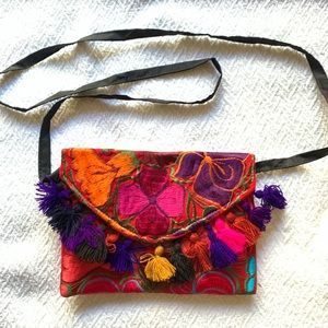 💐New floral embroidered clutch or crossbody! 💐